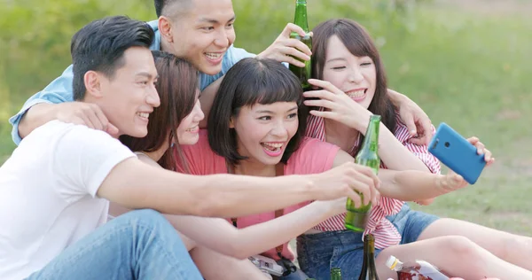 Asiática Jóvenes Amigos Tomando Selfie Teléfono Celular Parque — Foto de Stock