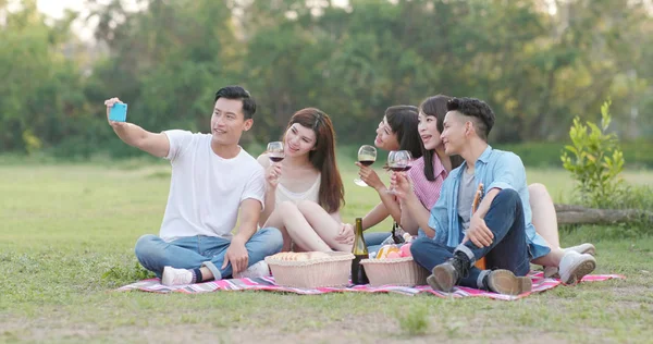 Genç arkadaşlar selfie giderken cep telefonu parkta alarak piknik