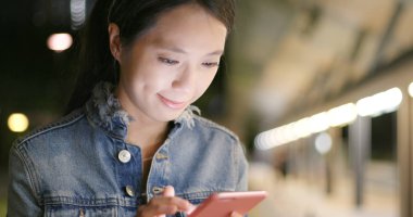 cep telefonuyla şehirde gece kadın