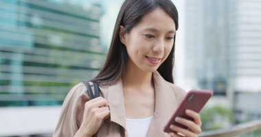 cep telefonu açık, kullanan kadın 