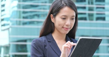 Genç işkadını merkezi Hong Kong'da farklı, tablet bilgisayar kullanarak