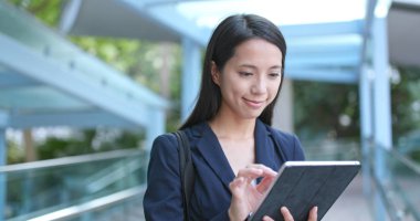 Asya işkadını dijital tablet bilgisayar açık, kullanma