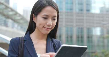 Tablet bilgisayar açık, kullanarak iş kadını