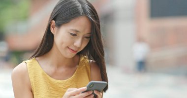 cep telefonu açık, kullanan kadın