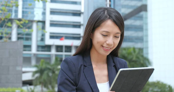 Zakenvrouw Kijken Naar Tablet — Stockfoto