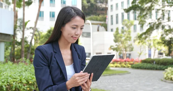 Asya tablet bilgisayar açık, kullanarak iş kadını