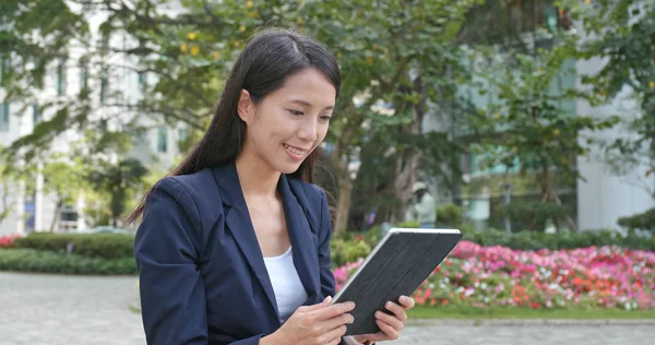 Genç işkadını dijital tablet bilgisayar açık, kullanma