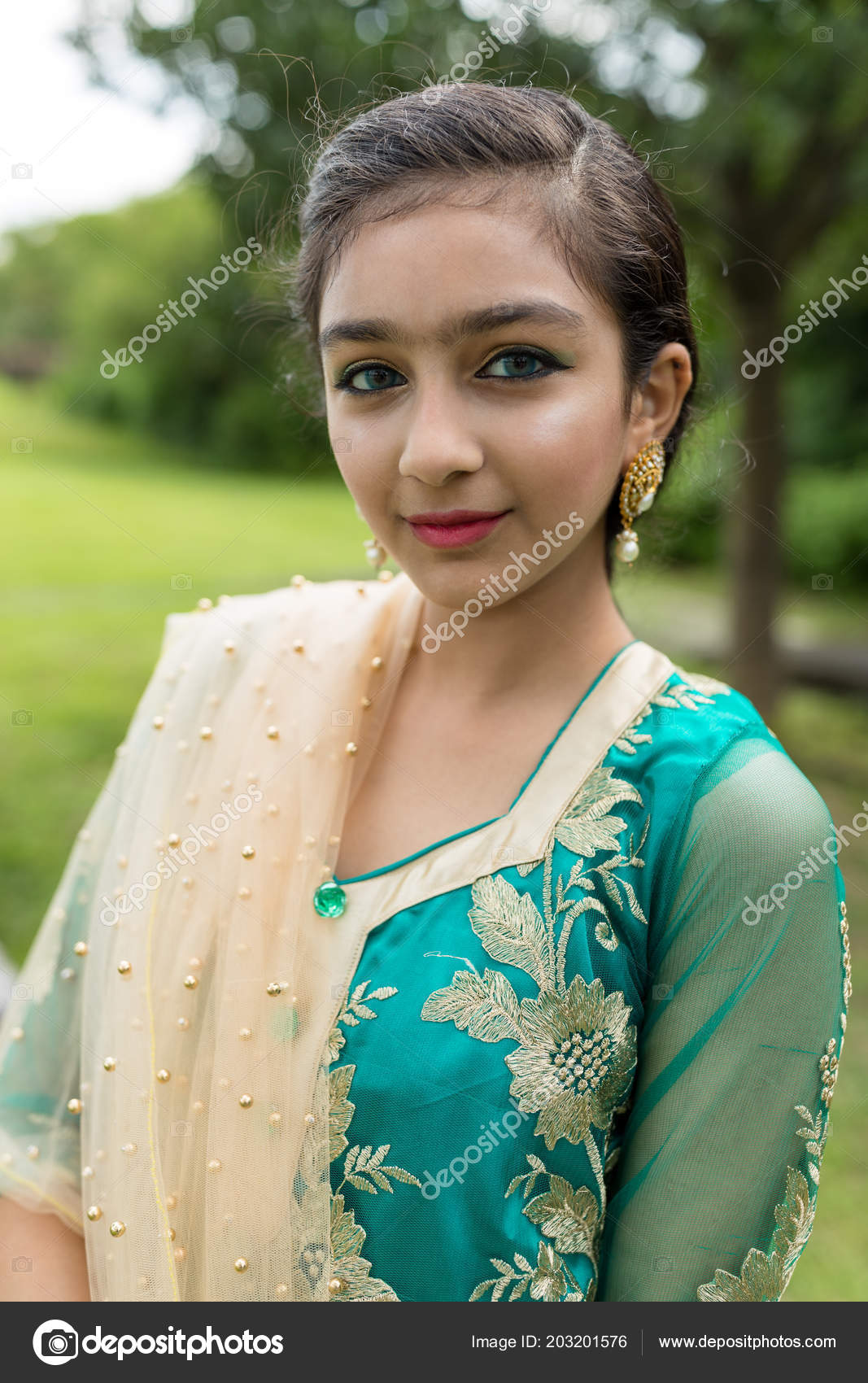 Pakistan Fille Costume Traditionnel Photo de stock par leungchopan 203201576