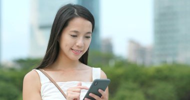 Açık city adlı cep telefonu kullanan kadın