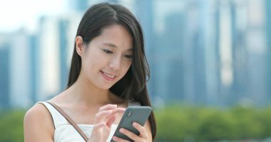 Kadın iş smartphone cep telefonu ile City