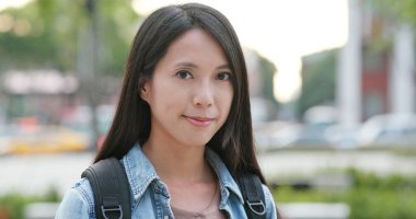 Asya seyahat eden kadın gülümseyerek