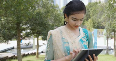 Pakistan kız tablet kullanma