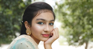 Genç Pakistan kız gülümseme fotoğraf makinesi için 