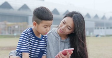 Anne oğlu ve birlikte smartphone kullanarak konuşun 