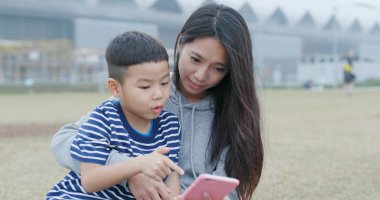 Anne oğlu ile Smartphone kullanarak 