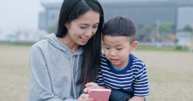 Anne oğlu ve birlikte smartphone kullanarak konuşun 