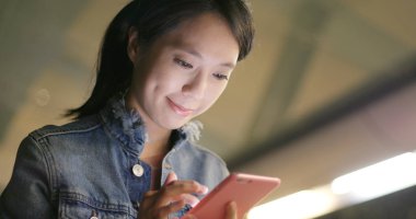 Cep telefonu için online kullanan kadın