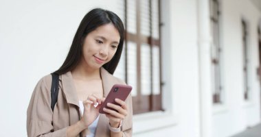 Cep telefonu için online kullanan kadın