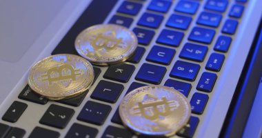 Klavye üzerinde koyarak Bitcoins yakın çekim 