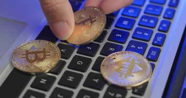 Klavye üzerinde koyarak Bitcoins yakın çekim 