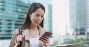 Genç kadın cep telefonuna sms göndermek