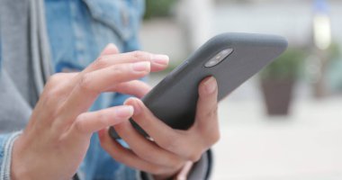 Akıllı telefon kullanan kadına yakınlaş. 