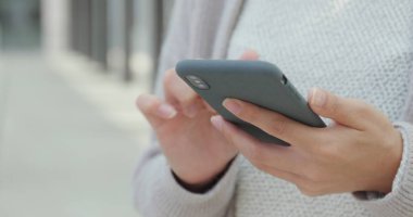 Cep telefonu kullanan kadın 