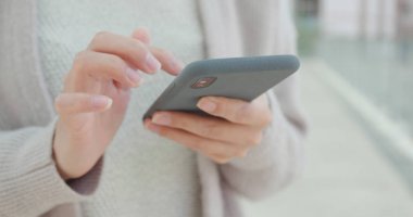 Elinde akıllı telefon kullanan kadın