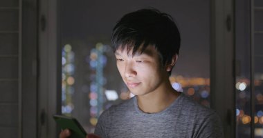 Cep telefonu evde akşamları kullanan adam 