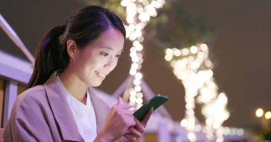 Asya cep telefonuyla şehirde geceleri işkadını