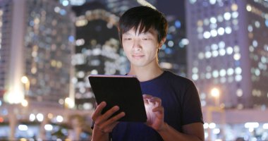 Tablet bilgisayar kullanan adam akşam açık 