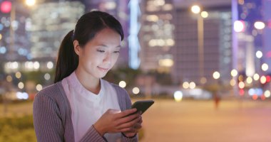 Kadın geceleri cep telefonu kısa mesaj gönderme