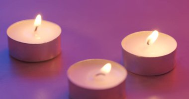 Birçok küçük yanan mumlar  