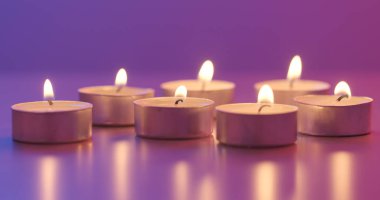 Birçok küçük yanan mumlar  