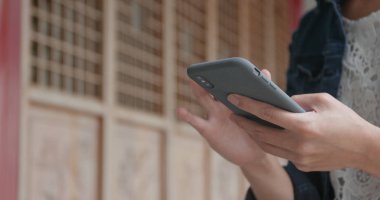 Kadın iş üstünde hareket eden telefon Çin Bahçe