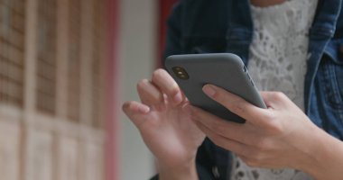 Çin bahçede cep telefonu kullanan kadın 