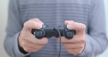 Adam konsol ile oyun oynamak 