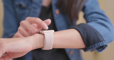 Akıllı gözetim altında çalışan kadın 