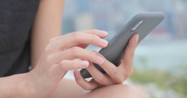 Cep telefonu kullanan kadın yakın çekim 
