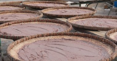 Güneşin içinde Tai O Hong Kong altında kurutulmuş karides yapıştırın