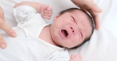 Yeni doğan bebek duygu aç ve ağlayan