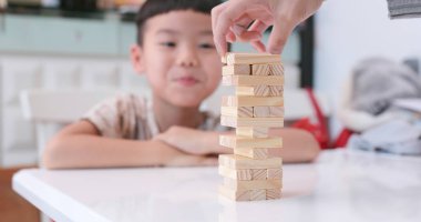 Küçük çocuk oyun ile ahşap bloklar