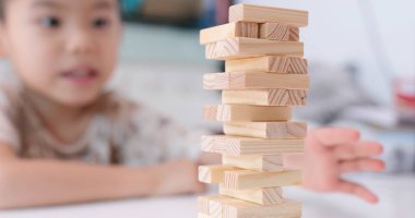 Asyalı çocuk oyun ahşap bloklar 