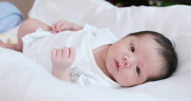 Şirin bebek yatakta