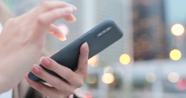 Gece akıllı telefon kullanan bir kadın.