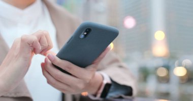 Geceleri cep telefonu kullanan kadın