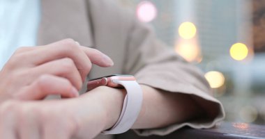 Akıllı izle, açık kullanan kadın