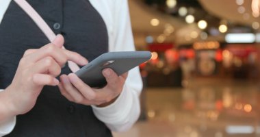 Alışveriş Merkezi içinde Smartphone kullanan kadın