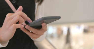 Kadın cep telefonu alışveriş merkezinde'a sms gönderme