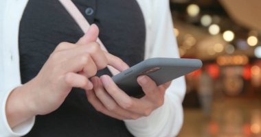 Kadın cep telefonu alışveriş merkezinde'a sms gönderme